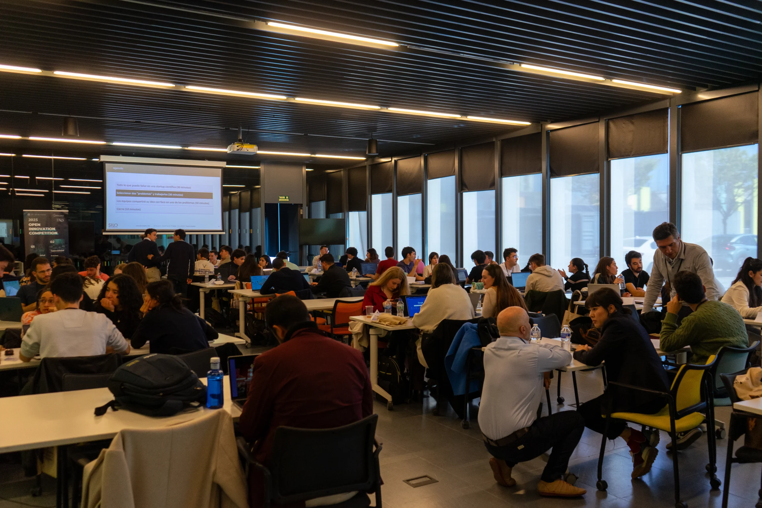 Grupo de la comunidad BioLynx en una visita en Barcelona
